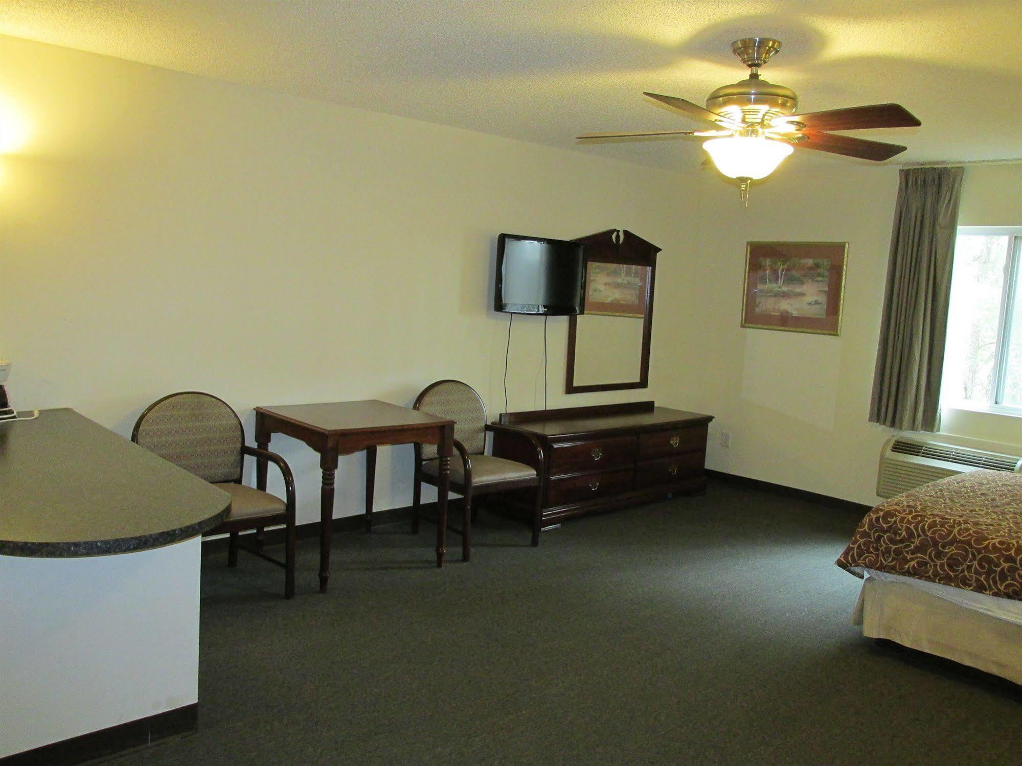 High Falls Inn & Suites Esterno foto