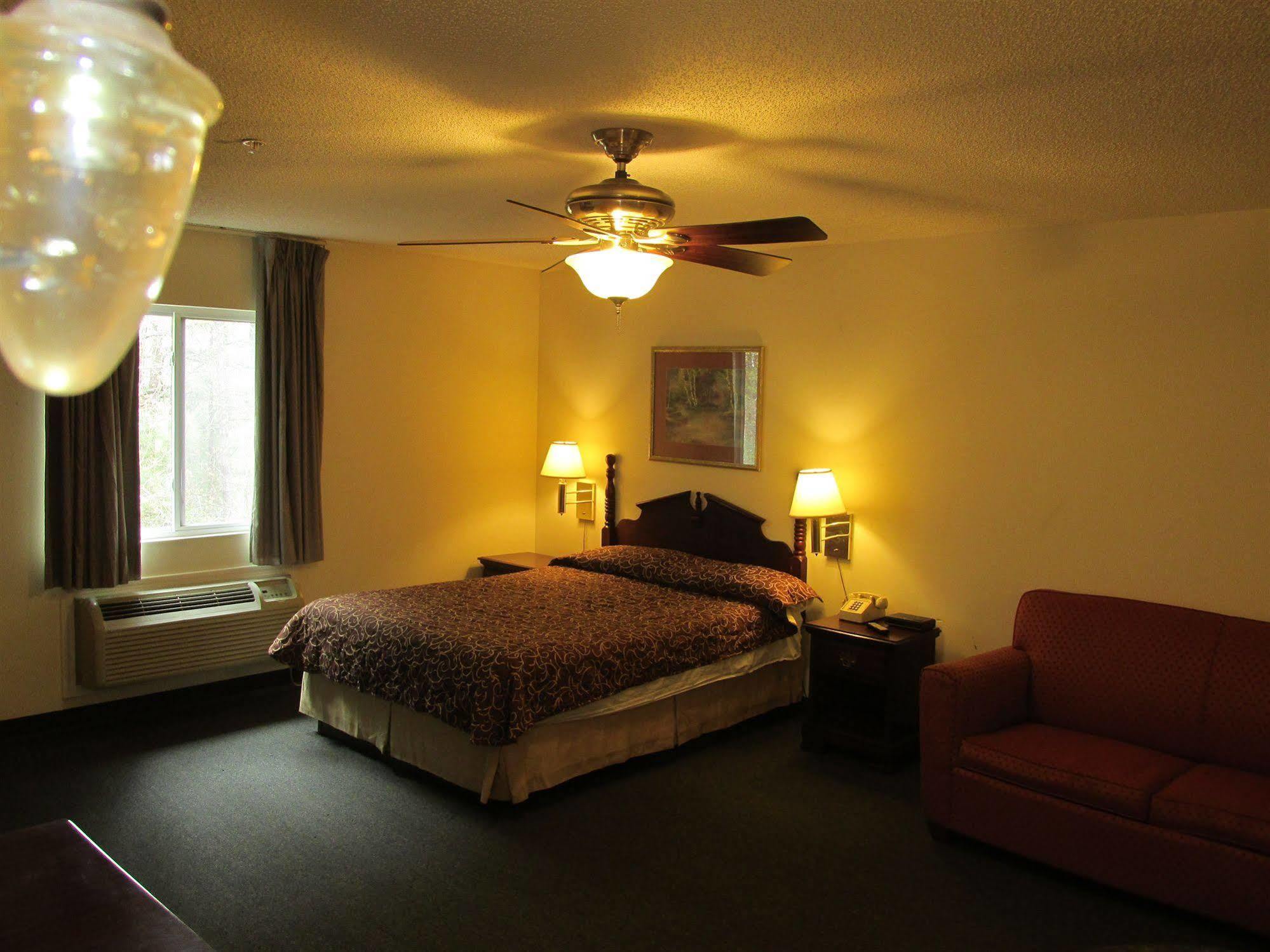High Falls Inn & Suites Esterno foto