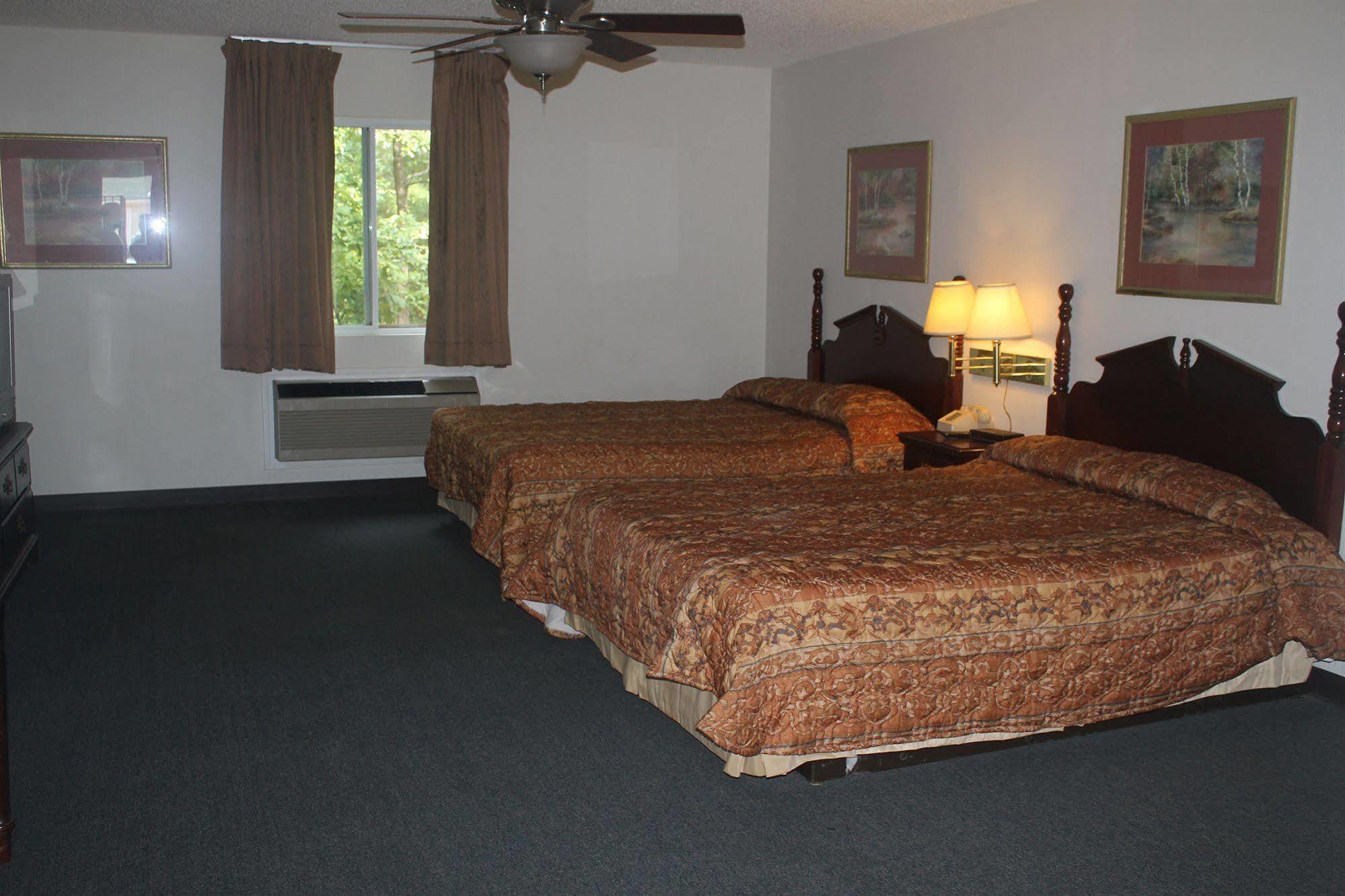 High Falls Inn & Suites Esterno foto